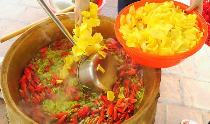 Dùng 9 loại hoa thơm để tắm Bà Chúa xứ Núi Sam- Ảnh 8. Dùng 9 loại hoa thơm để tắm Bà Chúa xứ Núi Sam- Ảnh 8.