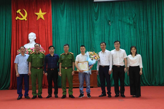 Vinh danh “người hùng” lao vào đám cháy cứu 2 cô gái trẻ- Ảnh 1. Vinh danh “người hùng” lao vào đám cháy cứu 2 cô gái trẻ- Ảnh 1.