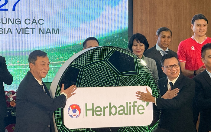 Herbalife Việt Nam tiếp tục tài trợ các đội tuyển bóng đá quốc gia Việt Nam trong 3 năm tới- Ảnh 2. Herbalife Việt Nam tiếp tục tài trợ các đội tuyển bóng đá quốc gia Việt Nam trong 3 năm tới- Ảnh 2.