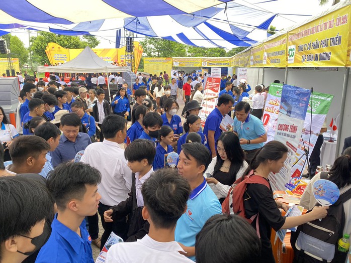 Hơn 8.000 chỉ tiêu tuyển dụng tại ngày hội việc làm Thừa Thiên - Huế - Ảnh 1. Hơn 8.000 chỉ tiêu tuyển dụng tại ngày hội việc làm Thừa Thiên - Huế - Ảnh 1.
