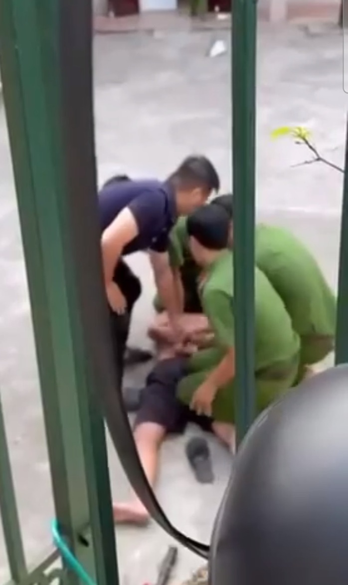 VIDEO: Nam thanh niên xăm trổ cầm hung khí "hổ báo" xông vào công an phường- Ảnh 1. VIDEO: Nam thanh niên xăm trổ cầm hung khí "hổ báo" xông vào công an phường- Ảnh 1.