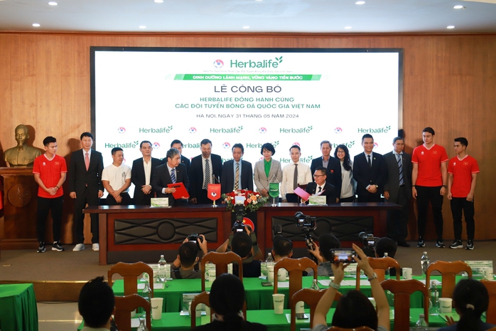 Herbalife Việt Nam tiếp tục tài trợ các đội tuyển bóng đá quốc gia Việt Nam trong 3 năm tới- Ảnh 1. Herbalife Việt Nam tiếp tục tài trợ các đội tuyển bóng đá quốc gia Việt Nam trong 3 năm tới- Ảnh 1.