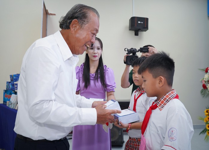Chương trình “Cùng ngư dân thắp sáng đèn trên biển” đến với Tiền Giang- Ảnh 2. Chương trình “Cùng ngư dân thắp sáng đèn trên biển” đến với Tiền Giang- Ảnh 2.