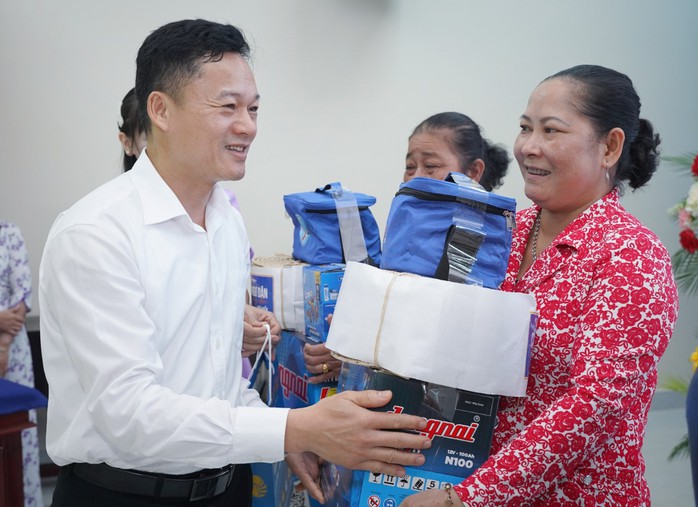 Chương trình “Cùng ngư dân thắp sáng đèn trên biển” đến với Tiền Giang- Ảnh 3. Chương trình “Cùng ngư dân thắp sáng đèn trên biển” đến với Tiền Giang- Ảnh 3.