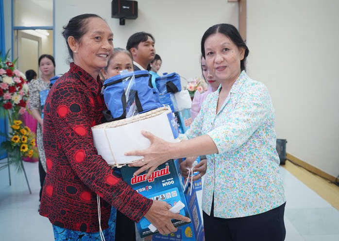 Chương trình “Cùng ngư dân thắp sáng đèn trên biển” đến với Tiền Giang- Ảnh 4. Chương trình “Cùng ngư dân thắp sáng đèn trên biển” đến với Tiền Giang- Ảnh 4.
