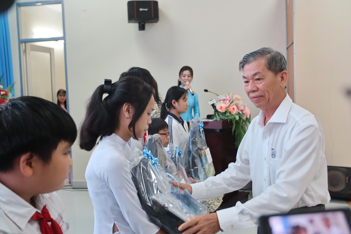 Chương trình “Cùng ngư dân thắp sáng đèn trên biển” đến với Tiền Giang- Ảnh 6. Chương trình “Cùng ngư dân thắp sáng đèn trên biển” đến với Tiền Giang- Ảnh 6.