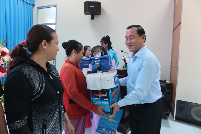 Chương trình “Cùng ngư dân thắp sáng đèn trên biển” đến với Tiền Giang- Ảnh 8. Chương trình “Cùng ngư dân thắp sáng đèn trên biển” đến với Tiền Giang- Ảnh 8.