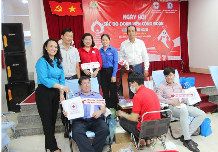 Hơn 1.000 người làm một việc ý nghĩa ở Cần Thơ- Ảnh 1. Hơn 1.000 người làm một việc ý nghĩa ở Cần Thơ- Ảnh 1.
