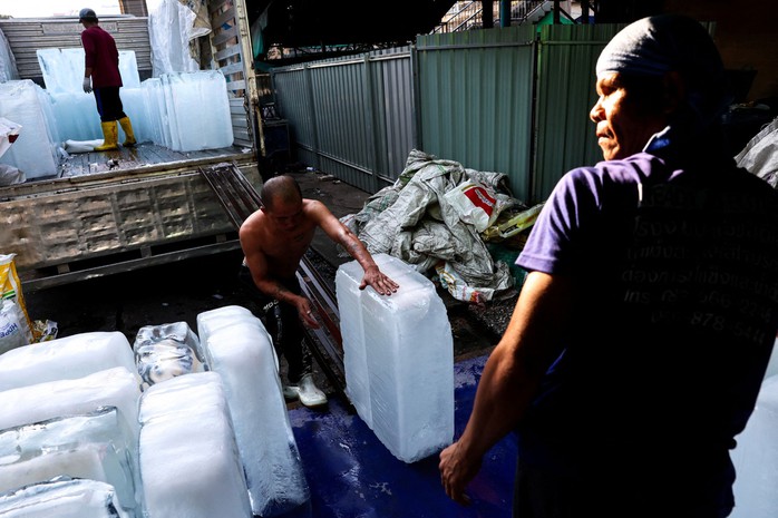 Người dân dỡ đá lạnh từ xe tải tại chợ ở thủ đô Bangkok - Thái Lan hôm 2-5 Ảnh: REUTERS Người dân dỡ đá lạnh từ xe tải tại chợ ở thủ đô Bangkok - Thái Lan hôm 2-5 Ảnh: REUTERS