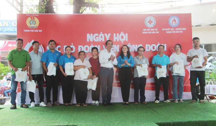 Hơn 1.000 người làm một việc ý nghĩa ở Cần Thơ- Ảnh 10. Hơn 1.000 người làm một việc ý nghĩa ở Cần Thơ- Ảnh 10.
