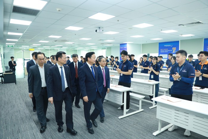 Việt Nam muốn thành trung tâm toàn cầu về nhân lực bán dẫn- Ảnh 1. Việt Nam muốn thành trung tâm toàn cầu về nhân lực bán dẫn- Ảnh 1.