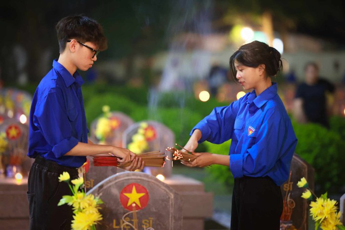 Thắp nến tri ân các anh hùng, liệt sĩ nhân kỷ niệm 70 năm Chiến thắng Điện Biên Phủ- Ảnh 1. Thắp nến tri ân các anh hùng, liệt sĩ nhân kỷ niệm 70 năm Chiến thắng Điện Biên Phủ- Ảnh 1.