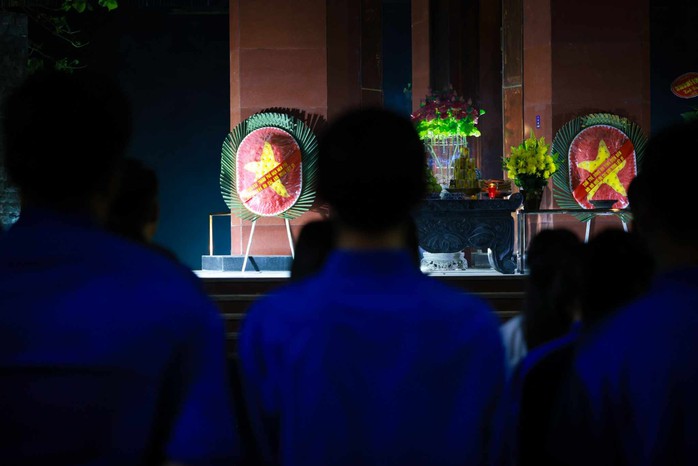Thắp nến tri ân các anh hùng, liệt sĩ nhân kỷ niệm 70 năm Chiến thắng Điện Biên Phủ- Ảnh 8. Thắp nến tri ân các anh hùng, liệt sĩ nhân kỷ niệm 70 năm Chiến thắng Điện Biên Phủ- Ảnh 8.