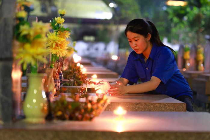 Thắp nến tri ân các anh hùng, liệt sĩ nhân kỷ niệm 70 năm Chiến thắng Điện Biên Phủ- Ảnh 2. Thắp nến tri ân các anh hùng, liệt sĩ nhân kỷ niệm 70 năm Chiến thắng Điện Biên Phủ- Ảnh 2.