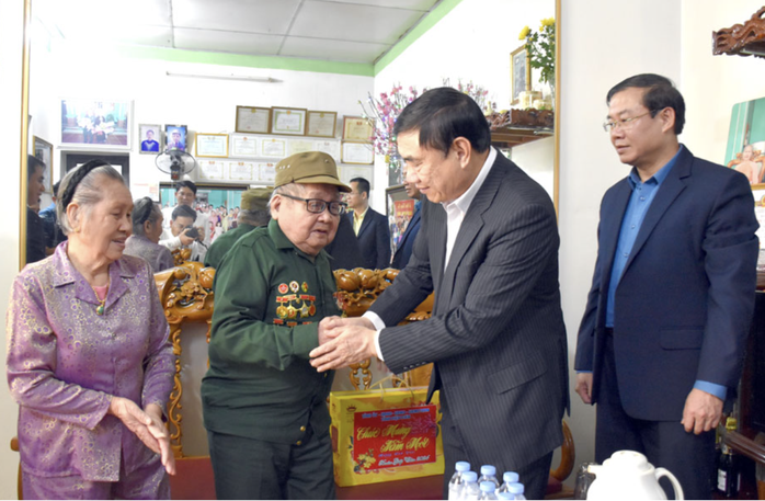 Phát huy truyền thống "uống nước nhớ nguồn"- Ảnh 1. Phát huy truyền thống "uống nước nhớ nguồn"- Ảnh 1.