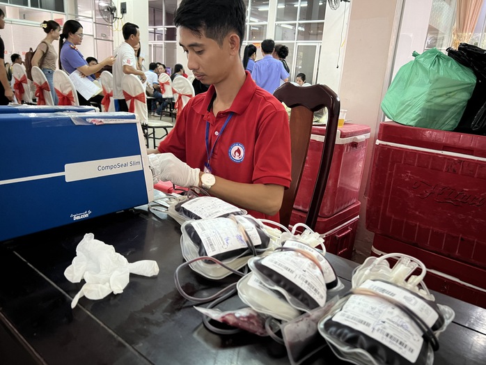 Hơn 1.000 người làm một việc ý nghĩa ở Cần Thơ- Ảnh 9. Hơn 1.000 người làm một việc ý nghĩa ở Cần Thơ- Ảnh 9.