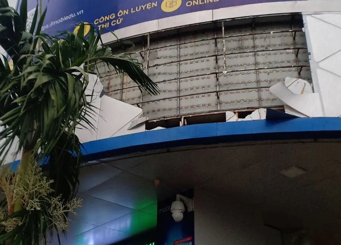 Cây xanh ngã đổ, nhà cửa hư hại vì dông lốc ở Huế- Ảnh 4. Cây xanh ngã đổ, nhà cửa hư hại vì dông lốc ở Huế- Ảnh 4.