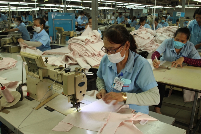 Không trụ nổi đến 60 tuổi, công nhân ngành may mong được nghỉ hưu sớm- Ảnh 1. Không trụ nổi đến 60 tuổi, công nhân ngành may mong được nghỉ hưu sớm- Ảnh 1.