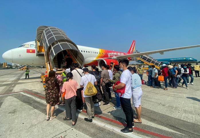 Bộ Tài chính lý giải giá vé máy bay tăng cao có phải do thuế, phí?- Ảnh 1. Bộ Tài chính lý giải giá vé máy bay tăng cao có phải do thuế, phí?- Ảnh 1.