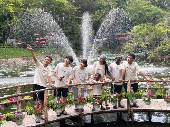 Hoa hậu Thùy Tiên quấn quýt bên Lôi Con- Ảnh 6. Hoa hậu Thùy Tiên quấn quýt bên Lôi Con- Ảnh 6.