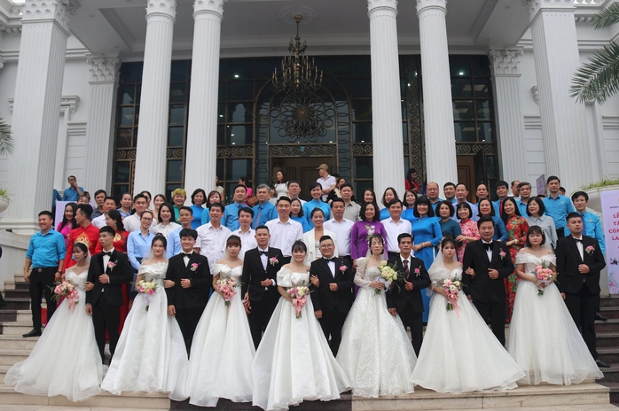 Lần đầu tiên tổ chức đám cưới tập thể cho công nhân Hải Dương- Ảnh 1. Lần đầu tiên tổ chức đám cưới tập thể cho công nhân Hải Dương- Ảnh 1.