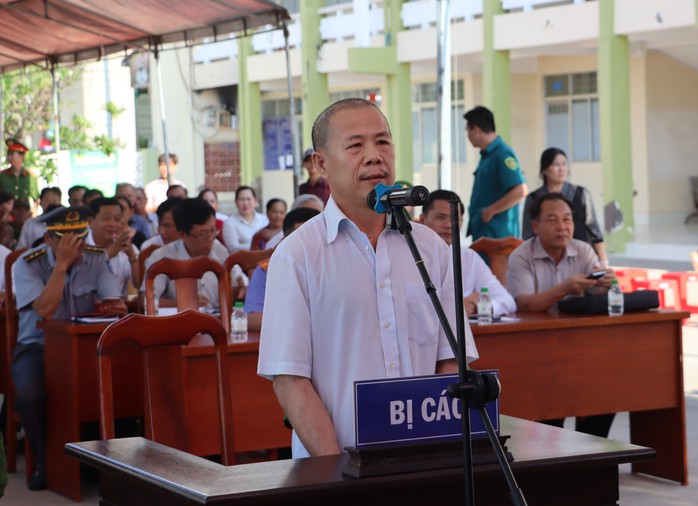 CLIP: Tuyên án tài công đưa 6 thuyền viên sang nước ngoài cho 1 người phụ nữ- Ảnh 1. CLIP: Tuyên án tài công đưa 6 thuyền viên sang nước ngoài cho 1 người phụ nữ- Ảnh 1.