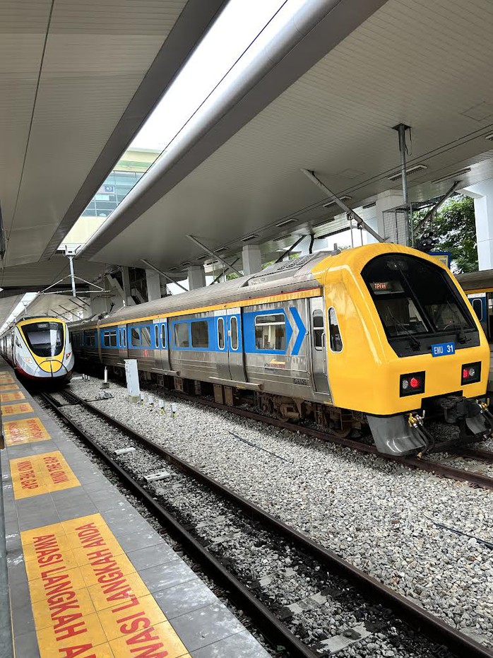 Tàu sang hay thường ở Malaysia đều chạy trên đường ray 1 m Tàu sang hay thường ở Malaysia đều chạy trên đường ray 1 m