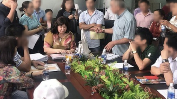 Bà Trần Thị Mỹ Hiền (ngồi giữa) lúc chưa được đưa đi chữa trị tại bệnh viện tâm thầnẢnh: HẠNH NGUYÊN Bà Trần Thị Mỹ Hiền (ngồi giữa) lúc chưa được đưa đi chữa trị tại bệnh viện tâm thầnẢnh: HẠNH NGUYÊN