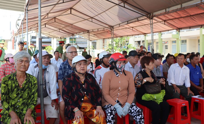 CLIP: Tuyên án tài công đưa 6 thuyền viên sang nước ngoài cho 1 người phụ nữ- Ảnh 2. CLIP: Tuyên án tài công đưa 6 thuyền viên sang nước ngoài cho 1 người phụ nữ- Ảnh 2.