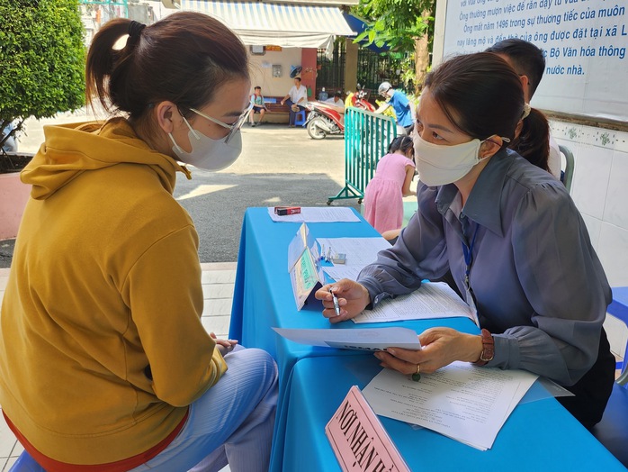 Phụ huynh ở TP HCM nộp hồ sơ tuyển sinh đầu cấp năm học 2023 - 2024 Phụ huynh ở TP HCM nộp hồ sơ tuyển sinh đầu cấp năm học 2023 - 2024