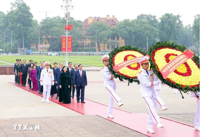 Lãnh đạo Đảng, Nhà nước vào Lăng viếng Chủ tịch Hồ Chí Minh nhân 70 năm Chiến thắng Điện Biên Phủ- Ảnh 1. Lãnh đạo Đảng, Nhà nước vào Lăng viếng Chủ tịch Hồ Chí Minh nhân 70 năm Chiến thắng Điện Biên Phủ- Ảnh 1.