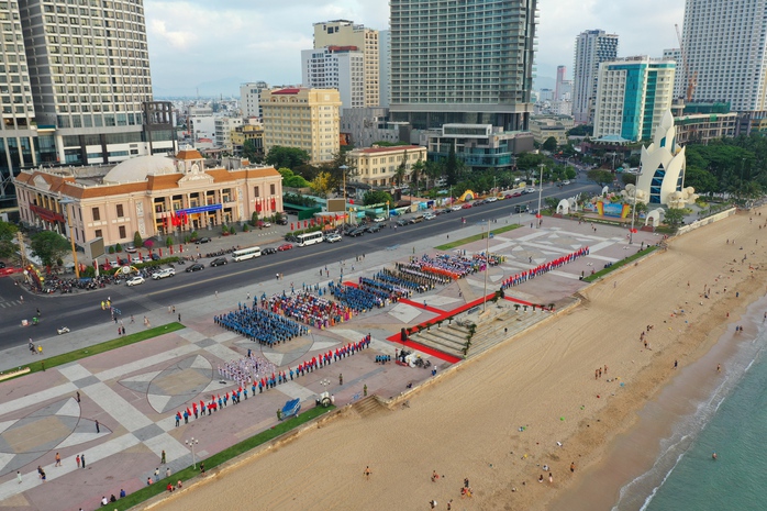 Khánh Hoà chào cờ tháng 5 và phát động Tháng Công nhân năm 2024
- Ảnh 6. Khánh Hoà chào cờ tháng 5 và phát động Tháng Công nhân năm 2024
- Ảnh 6.