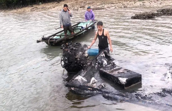 Xuồng cao tốc bốc cháy, 4 người bị thương- Ảnh 2. Xuồng cao tốc bốc cháy, 4 người bị thương- Ảnh 2.