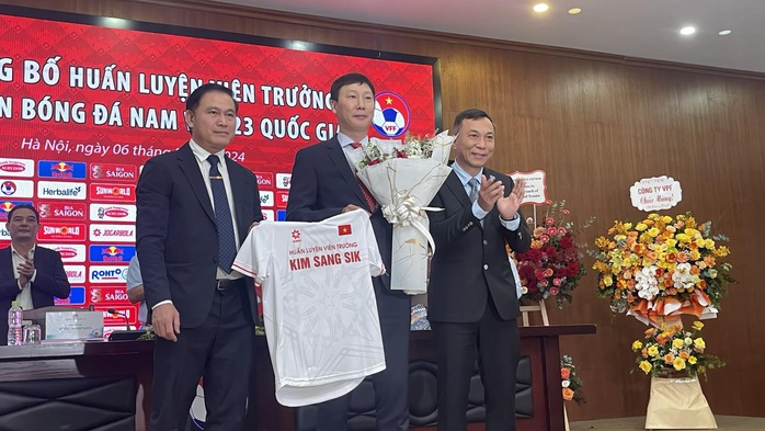 Tân HLV trưởng Kim Sang-sik: Triết lý bóng đá của tôi là chiến thắng- Ảnh 2. Tân HLV trưởng Kim Sang-sik: Triết lý bóng đá của tôi là chiến thắng- Ảnh 2.