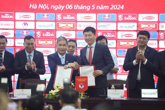 Tân HLV trưởng Kim Sang-sik: Triết lý bóng đá của tôi là chiến thắng- Ảnh 3. Tân HLV trưởng Kim Sang-sik: Triết lý bóng đá của tôi là chiến thắng- Ảnh 3.