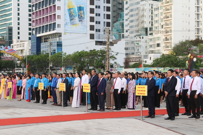 Khánh Hoà chào cờ tháng 5 và phát động Tháng Công nhân năm 2024
- Ảnh 4. Khánh Hoà chào cờ tháng 5 và phát động Tháng Công nhân năm 2024
- Ảnh 4.