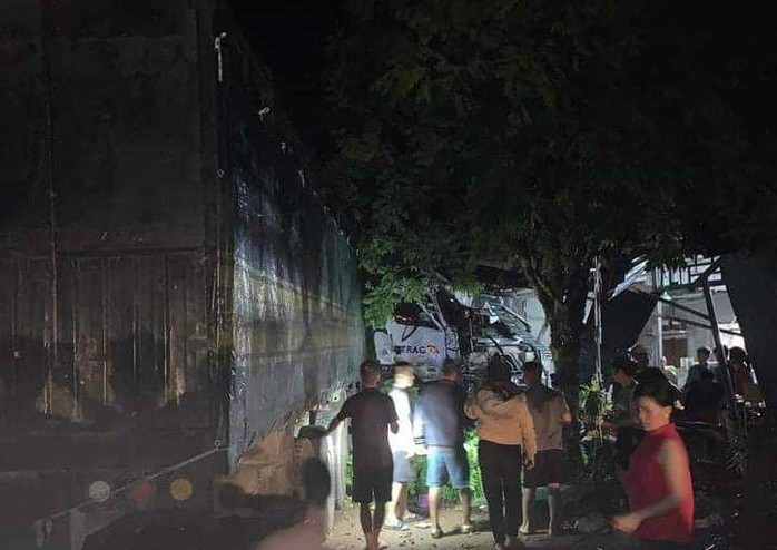 Xe tải lao vào nhà dân, 1 người tử vong, 7 người bị thương- Ảnh 2. Xe tải lao vào nhà dân, 1 người tử vong, 7 người bị thương- Ảnh 2.