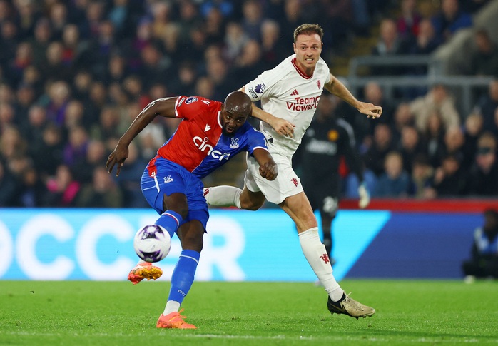 Thua trắng Crystal Palace 4 bàn, Man United tạo kỷ lục buồn - Ảnh 5. Thua trắng Crystal Palace 4 bàn, Man United tạo kỷ lục buồn - Ảnh 5.