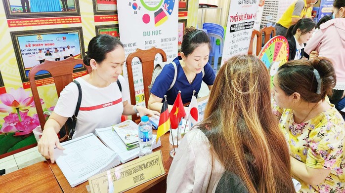 Người lao động tham gia sàn giao dịch việc làm do Trung tâm Dịch vụ việc làm TP HCM tổ chức Người lao động tham gia sàn giao dịch việc làm do Trung tâm Dịch vụ việc làm TP HCM tổ chức