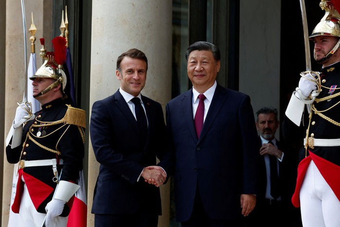 Tổng thống Pháp Emmanuel Macron bắt tay Chủ tịch Trung Quốc Tập Cận Bình tại Paris ngày 6-5. Ảnh: Reuters Tổng thống Pháp Emmanuel Macron bắt tay Chủ tịch Trung Quốc Tập Cận Bình tại Paris ngày 6-5. Ảnh: Reuters