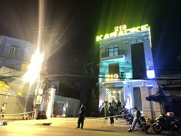 Vụ đâm nhân viên quán karaoke: Gọi hai nhân viên nữ trước khi đâm người- Ảnh 1. Vụ đâm nhân viên quán karaoke: Gọi hai nhân viên nữ trước khi đâm người- Ảnh 1.