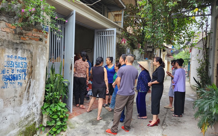 Phát hiện 2 mẹ con tử vong bất thường trong ngôi nhà cháy- Ảnh 1. Phát hiện 2 mẹ con tử vong bất thường trong ngôi nhà cháy- Ảnh 1.