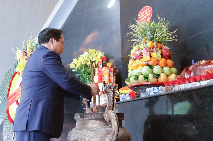 Thủ tướng dâng hương tưởng niệm các anh hùng, liệt sĩ tại Điện Biên Phủ- Ảnh 2. Thủ tướng dâng hương tưởng niệm các anh hùng, liệt sĩ tại Điện Biên Phủ- Ảnh 2.