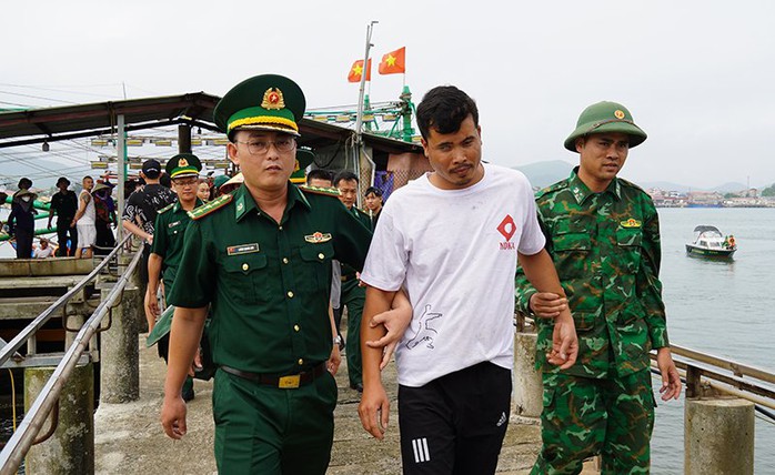 Chủ tàu kể lại giây phút đạp sóng cứu 3 ngư dân về từ "cõi chết"- Ảnh 3. Chủ tàu kể lại giây phút đạp sóng cứu 3 ngư dân về từ "cõi chết"- Ảnh 3.