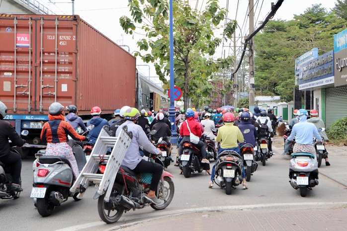 Cả chục xe máy leo vỉa hè ở đường Nguyễn Văn Bá, TP Thủ ĐứcẢnh: Anh Vũ Cả chục xe máy leo vỉa hè ở đường Nguyễn Văn Bá, TP Thủ ĐứcẢnh: Anh Vũ