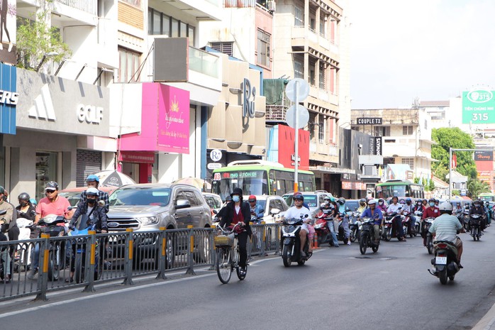 Chạy xe ngược chiều trên đường Hai Bà Trưng (đoạn giáp quận 1 và quận 3)Ảnh: Anh VŨ Chạy xe ngược chiều trên đường Hai Bà Trưng (đoạn giáp quận 1 và quận 3)Ảnh: Anh VŨ