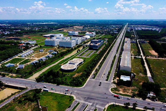 Một đoạn vành đai 4 giao nhau với Quốc lộ 13, hướng đi Cầu Thới An (TP Bến Cát, tỉnh Bình Dương) đã được đầu tư hoàn chỉnh và đưa vào sử dụng Ảnh: THẢO NGUYỄN Một đoạn vành đai 4 giao nhau với Quốc lộ 13, hướng đi Cầu Thới An (TP Bến Cát, tỉnh Bình Dương) đã được đầu tư hoàn chỉnh và đưa vào sử dụng Ảnh: THẢO NGUYỄN