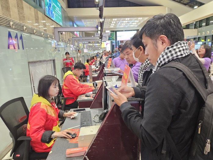Hành khách làm thủ tục mua vé tại sân bay Nội BàiẢnh: THÁI PHƯƠNG Hành khách làm thủ tục mua vé tại sân bay Nội BàiẢnh: THÁI PHƯƠNG
