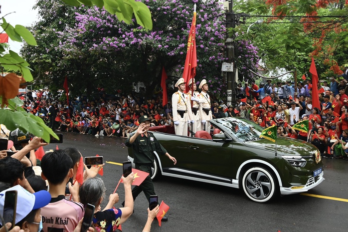 Xe mui trần đặc biệt của VinFast trong lễ diễu binh kỷ niệm chiến thắng Điện Biên Phủ- Ảnh 3. Xe mui trần đặc biệt của VinFast trong lễ diễu binh kỷ niệm chiến thắng Điện Biên Phủ- Ảnh 3.