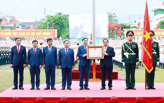 Thủ tướng Phạm Minh Chính trao Huân chương Độc lập hạng nhất cho Đảng bộ, chính quyền và nhân dân các dân tộc tỉnh Điện Biên Ảnh: TTXVN Thủ tướng Phạm Minh Chính trao Huân chương Độc lập hạng nhất cho Đảng bộ, chính quyền và nhân dân các dân tộc tỉnh Điện Biên Ảnh: TTXVN